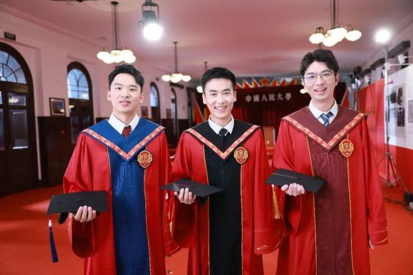 全新亮相！这所高校新版学位服太惊艳了