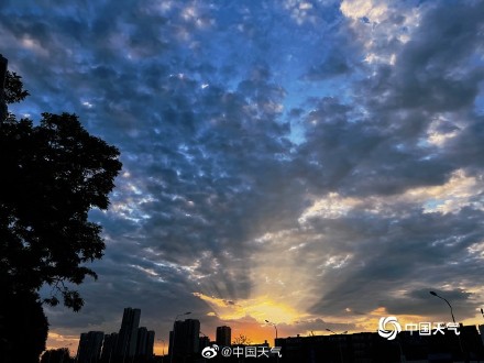 收下今日份小美好 北京天空现梦幻云隙光晚霞