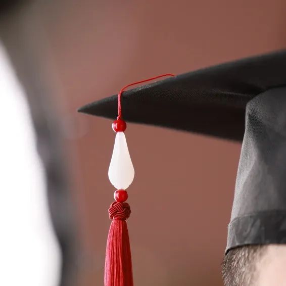 全新亮相！这所高校新版学位服太惊艳了