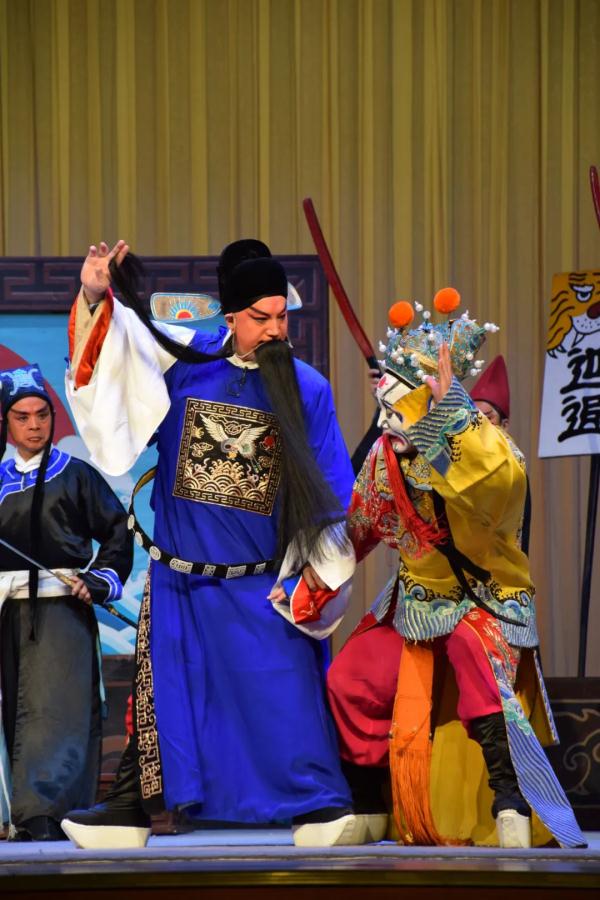 冲上热搜!舞台一侧这个“偷师”的帅小伙,温暖全网…… 冲上热搜!舞台一侧这个“偷师”的帅小伙,温暖全网……