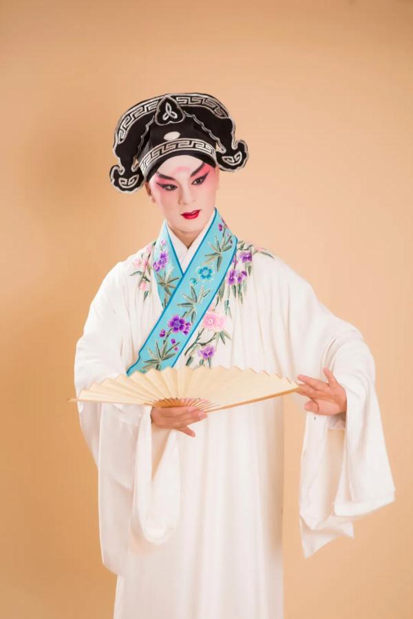 冲上热搜!舞台一侧这个“偷师”的帅小伙,温暖全网…… 冲上热搜!舞台一侧这个“偷师”的帅小伙,温暖全网……