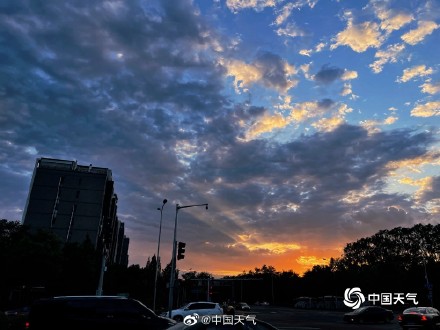 收下今日份小美好 北京天空现梦幻云隙光晚霞