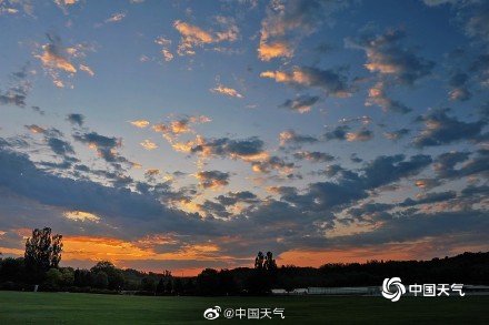 收下今日份小美好 北京天空现梦幻云隙光晚霞