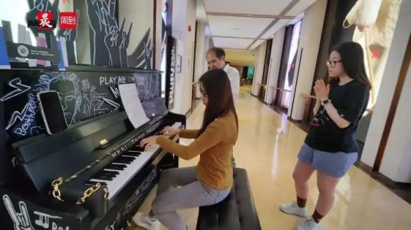 75岁“网红爷爷”在这儿练琴4年!你也可以来 75岁“网红爷爷”在这儿练琴4年!你也可以来