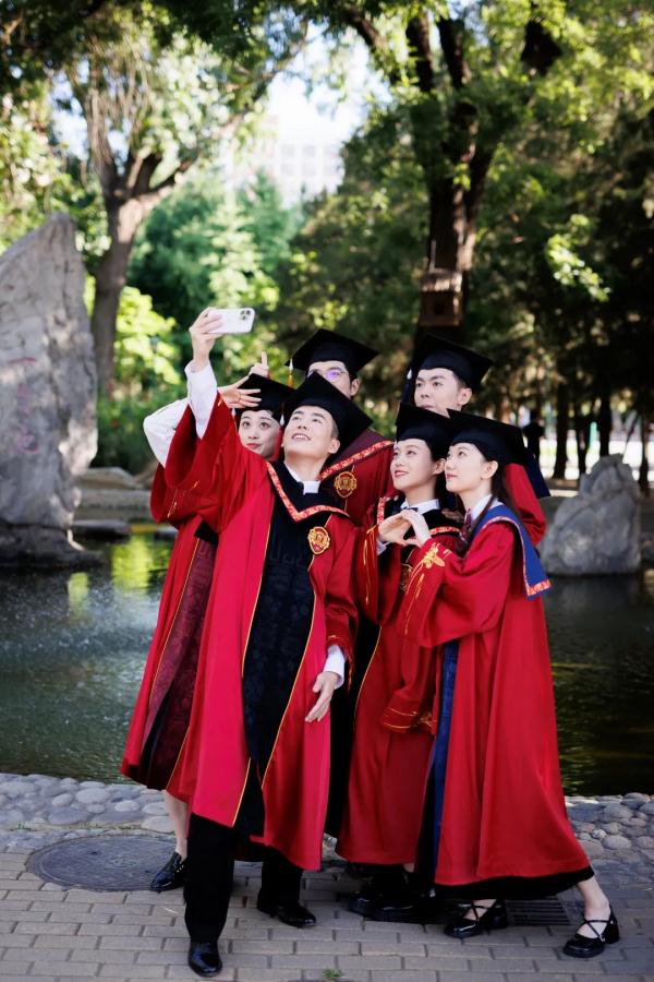 全新亮相！这所高校新版学位服太惊艳了