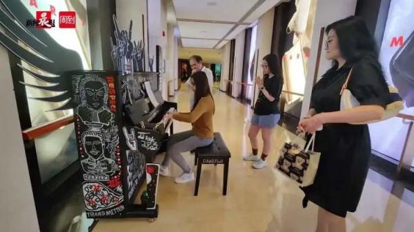 75岁“网红爷爷”在这儿练琴4年!你也可以来 75岁“网红爷爷”在这儿练琴4年!你也可以来