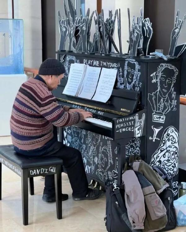 75岁“网红爷爷”在这儿练琴4年!你也可以来 75岁“网红爷爷”在这儿练琴4年!你也可以来