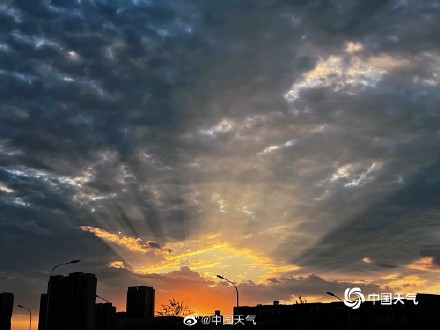 收下今日份小美好 北京天空现梦幻云隙光晚霞