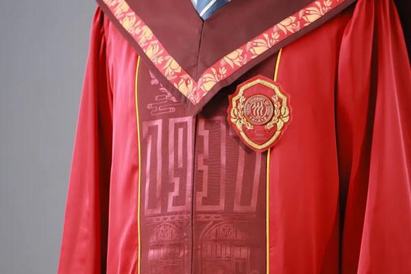 高校新版专属学位服惊艳亮相！免费使用！