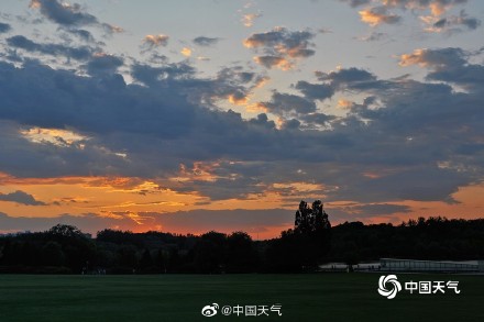 收下今日份小美好 北京天空现梦幻云隙光晚霞