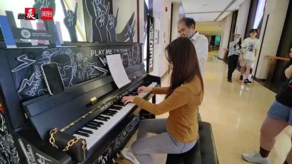 75岁“网红爷爷”在这儿练琴4年!你也可以来 75岁“网红爷爷”在这儿练琴4年!你也可以来