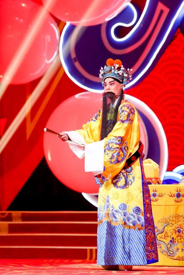 冲上热搜!舞台一侧这个“偷师”的帅小伙,温暖全网…… 冲上热搜!舞台一侧这个“偷师”的帅小伙,温暖全网……