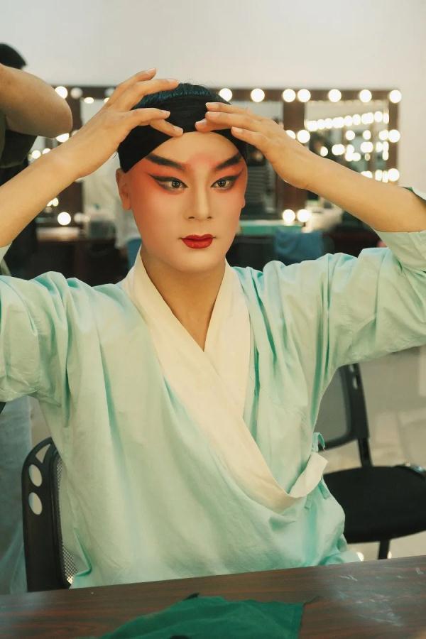 冲上热搜!舞台一侧这个“偷师”的帅小伙,温暖全网…… 冲上热搜!舞台一侧这个“偷师”的帅小伙,温暖全网……