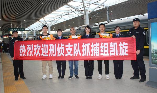 化身“教授”潜逃二十五年 命案逃犯终落法网 化身“教授”潜逃二十五年 命案逃犯终落法网