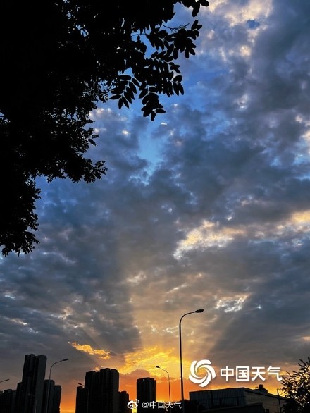 收下今日份小美好 北京天空现梦幻云隙光晚霞