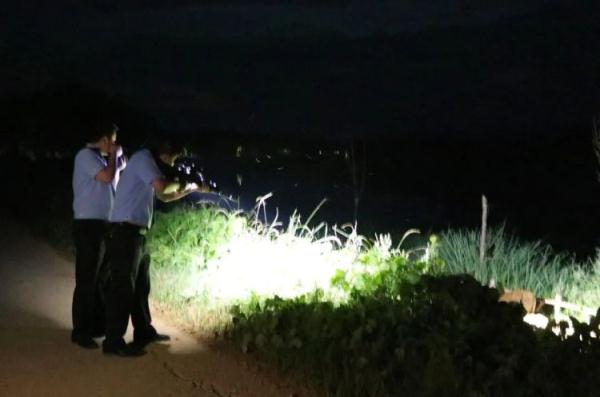 连伤三人，民警果断开枪！