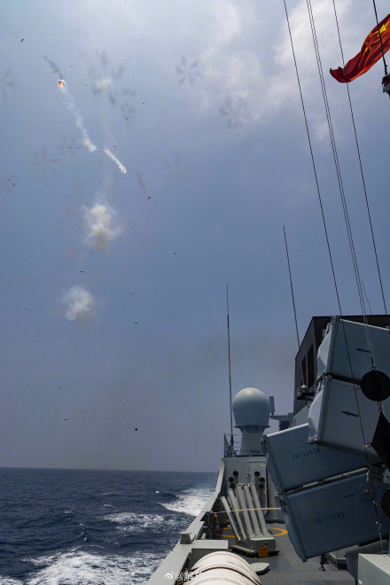 直击舰艇编队海上攻防演练 直击舰艇编队海上攻防演练