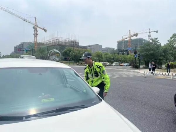 杭州街头，00后小伙被跟拍40分钟！有人专门打12345找他！网友怒赞