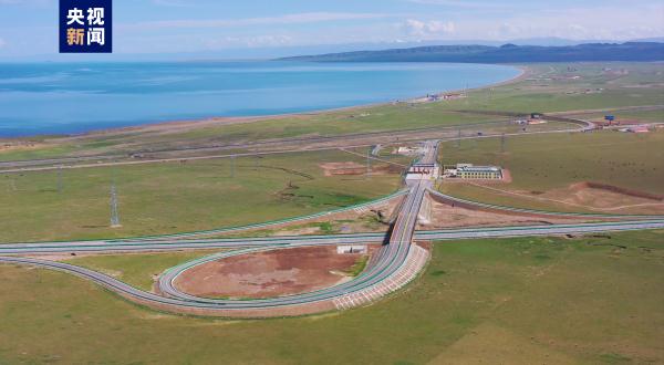 青海“西察”高速公路正式投运