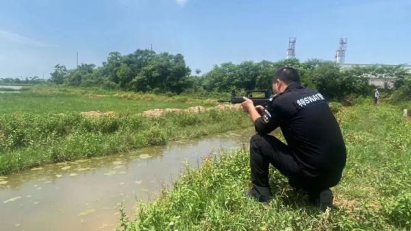 连伤三人，民警果断开枪！