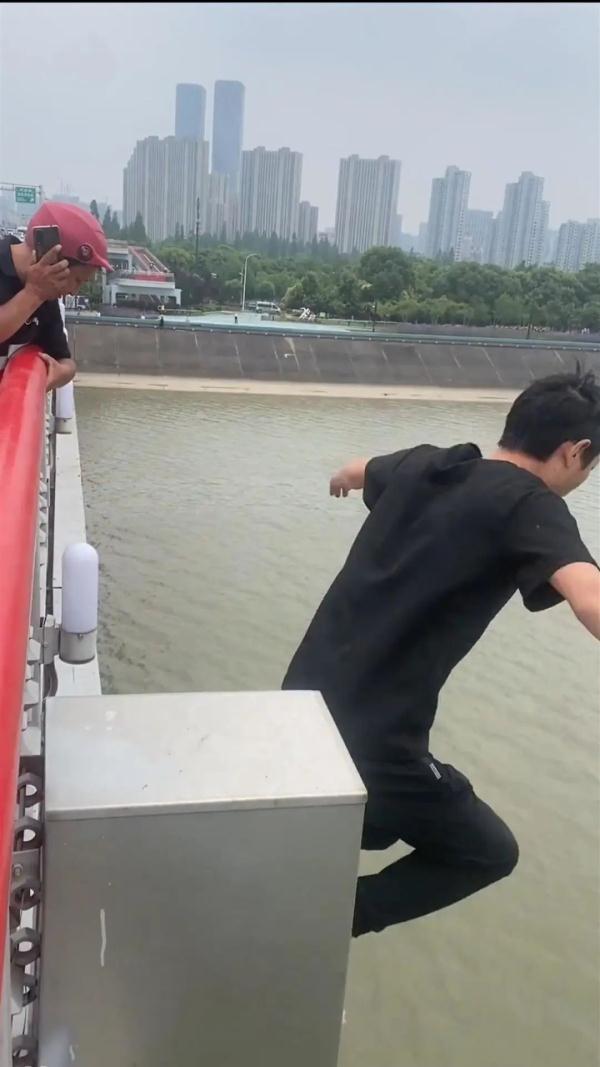 跳桥救人的外卖小哥查出胸椎骨折！看完采访，默默鼓掌