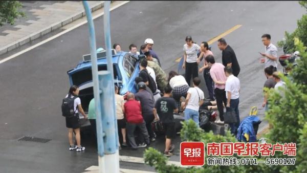 一声巨响后，他们围了上来……