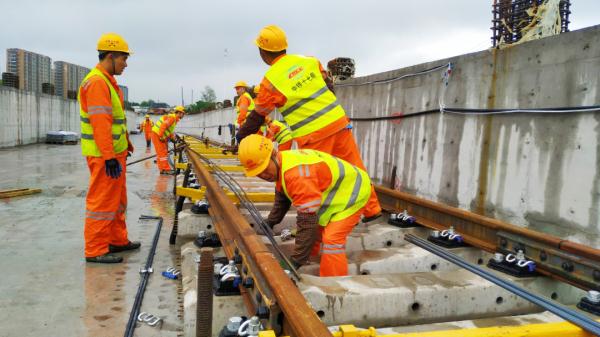 太原地铁1号线首组轨排顺利铺设