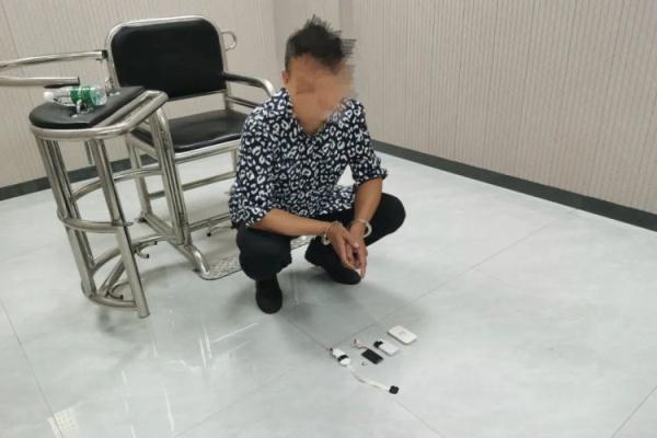 考场里发现耳机、摄像头！