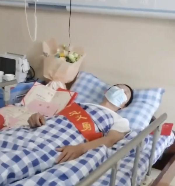 怒赞！十余米高他一跃而下！后续来了——