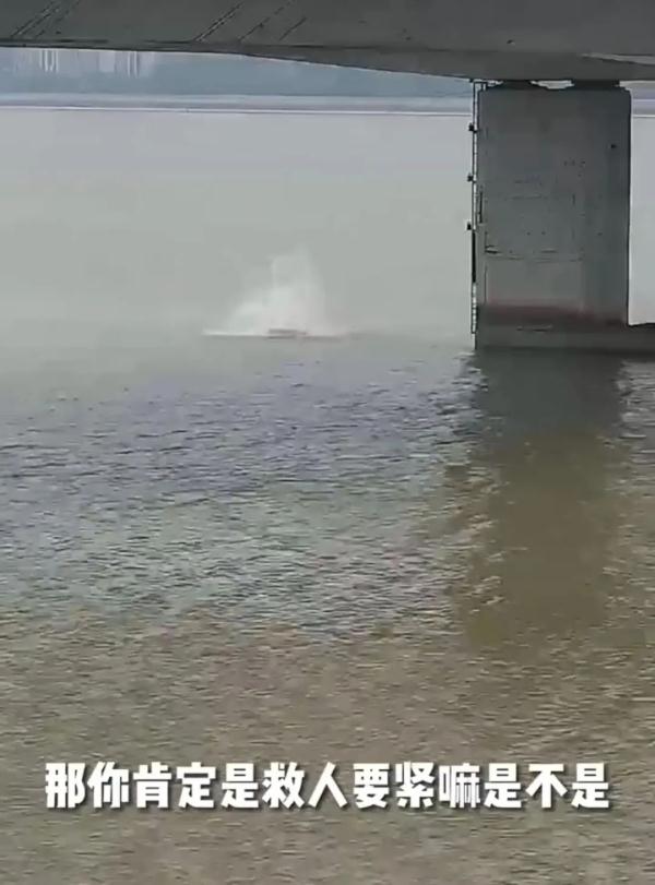 怒赞！十余米高他一跃而下！后续来了——