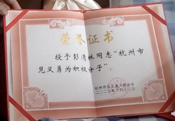 怒赞！十余米高他一跃而下！后续来了——