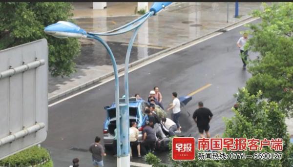 一声巨响后，他们围了上来……