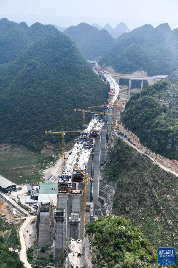 贵州花江峡谷大桥建设进展顺利 贵州花江峡谷大桥建设进展顺利