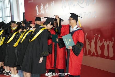 边吃席边毕业！这个学校的毕业典礼还有菜单