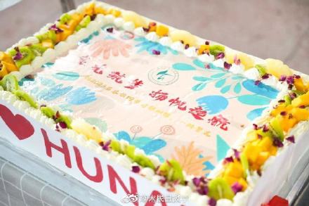 边吃席边毕业！这个学校的毕业典礼还有菜单