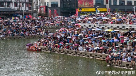 99.9米!益阳兰溪巨型双桡龙舟正式登江 99.9米!益阳兰溪巨型双桡龙舟正式登江