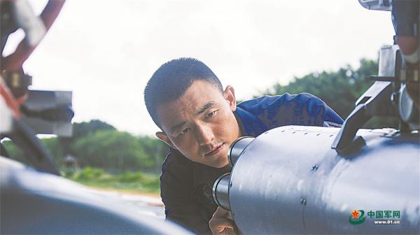 陆军某旅直升机开展跨昼夜实弹射击演练