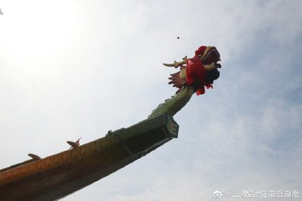 99.9米!益阳兰溪巨型双桡龙舟正式登江 99.9米!益阳兰溪巨型双桡龙舟正式登江