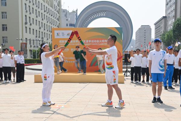 成都大运会火炬传递哈尔滨站在哈尔滨工业大学举行