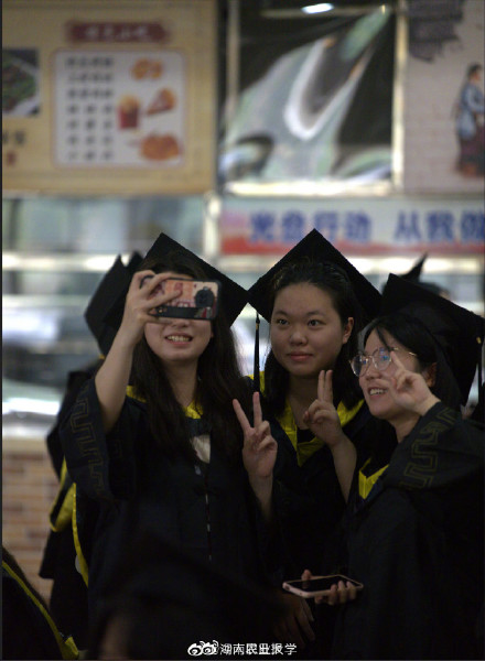 边吃席边毕业！这个学校的毕业典礼还有菜单