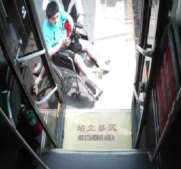 这个公交车司机，太帅了！