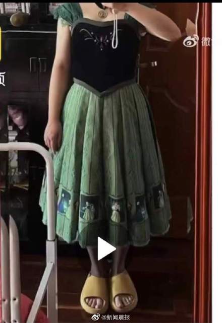 穿“联名汉服”入园被拦?上海迪士尼回应称欢迎游客穿汉服,但着装需符合乐园要求 穿“联名汉服”入园被拦?上海迪士尼回应称欢迎游客穿汉服,但着装需符合乐园要求