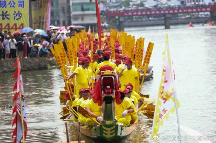 99.9米!益阳兰溪巨型双桡龙舟正式登江 99.9米!益阳兰溪巨型双桡龙舟正式登江