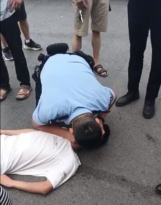 重庆外卖小哥突发心梗当街昏迷，路过民警心肺复苏嘴对嘴人工呼吸救回