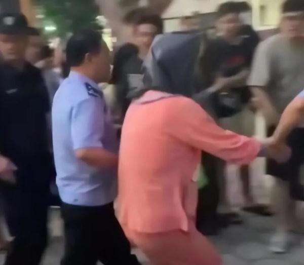 高校通报：往届毕业生男扮女装偷拍被行拘