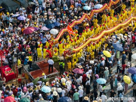 99.9米!益阳兰溪巨型双桡龙舟正式登江 99.9米!益阳兰溪巨型双桡龙舟正式登江