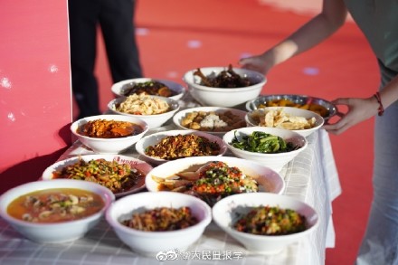 边吃席边毕业！这个学校的毕业典礼还有菜单