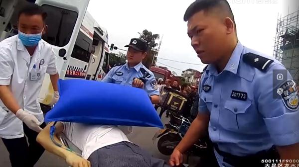重庆外卖小哥突发心梗当街昏迷，路过民警心肺复苏嘴对嘴人工呼吸救回