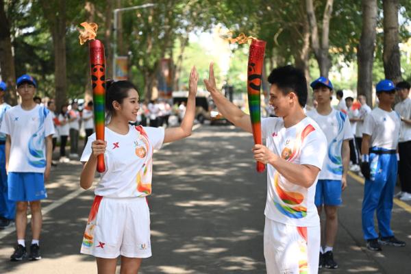 成都大运会火炬传递哈尔滨站在哈尔滨工业大学举行