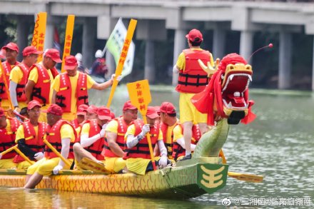 99.9米!益阳兰溪巨型双桡龙舟正式登江 99.9米!益阳兰溪巨型双桡龙舟正式登江